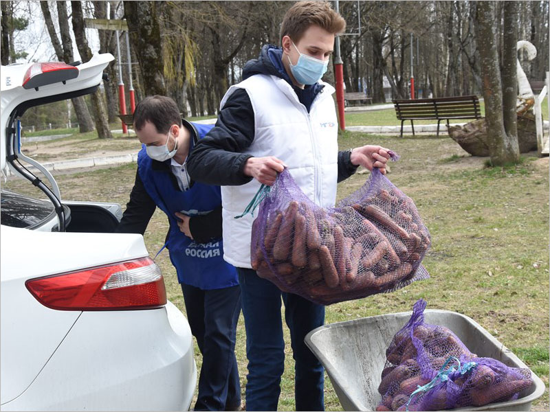 Волонтёры «ЕР» передали овощи для животных из брянского зоопарка