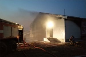 В Выгоничском районе пожарные почти два часа тушили горящий ангар