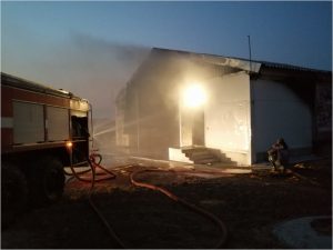 В Выгоничском районе пожарные почти два часа тушили горящий ангар