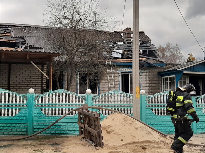 В Брянске сгорел жилой дом накануне Пасхи, погибли муж и жена