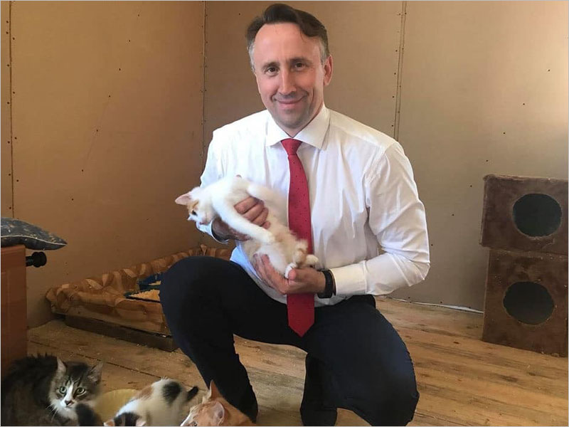 Депутат облдумы привёз корм в приют для бездомных животных
