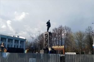 Воскрешение года: памятник Ленину в Брянске вернулся на постамент в Лазареву субботу