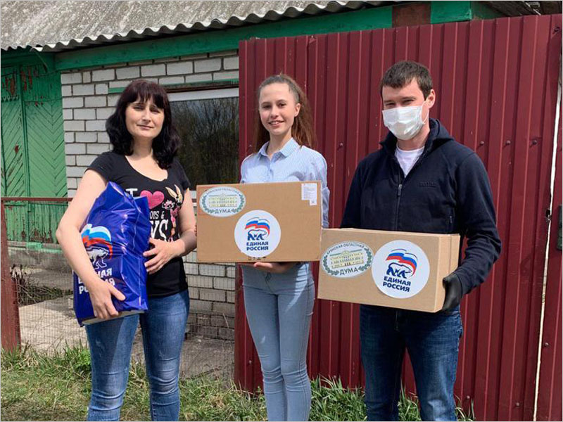 Депутат Брянской облдумы вручил многодетной семье продукты и ноутбук