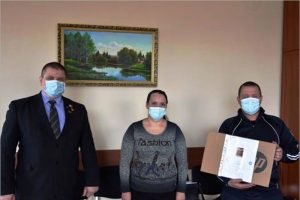 «Учимся дома»: депутат облдумы Постоялко вручил многодетной семье из Мглина ноутбук