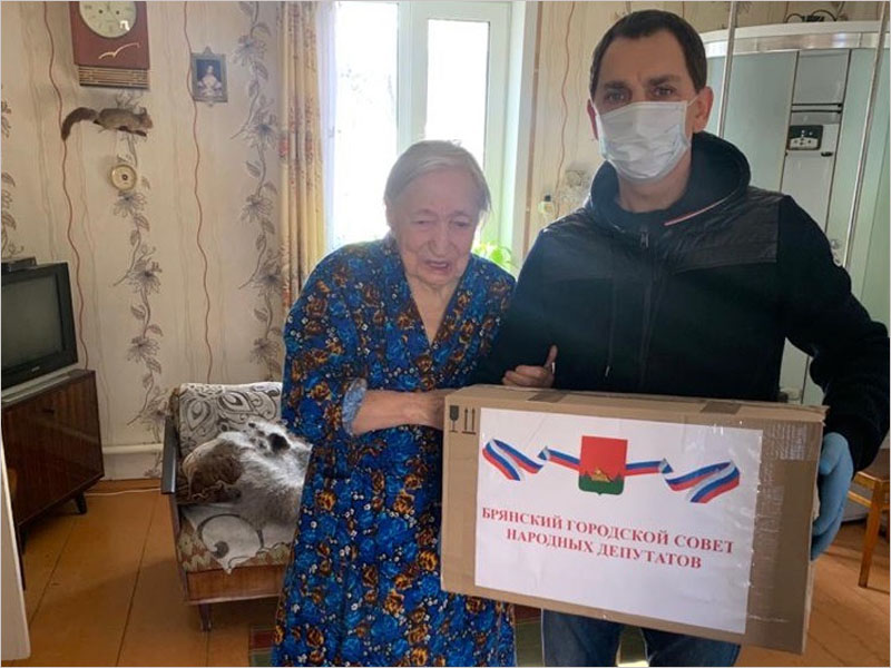 Депутат Брянского горсовета доставил продуктовые наборы «самоизолянтам» — одинокой пенсионерке и многодетной семье