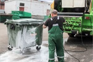 В Брянске проводят дезинфекцию мусорных контейнеров