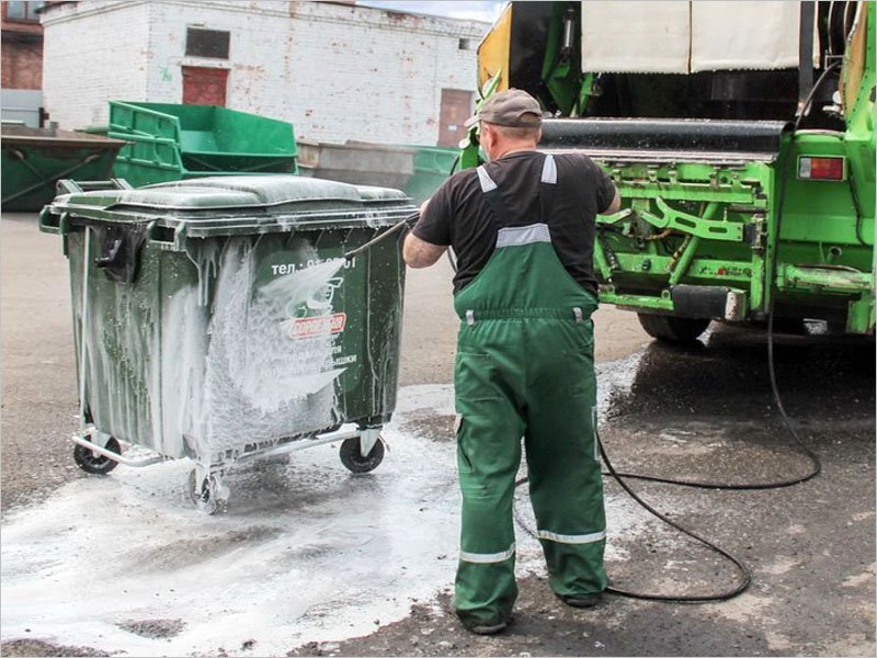 В Брянске проводят дезинфекцию мусорных контейнеров