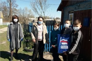 Депутат облдумы подарила многодетной семье из Унечского района ноутбук