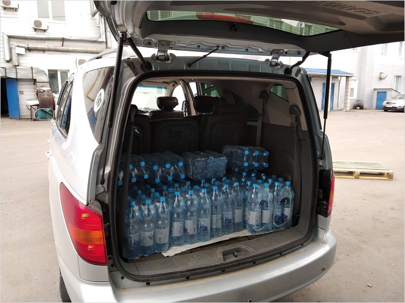 Волонтёры доставили брянским медикам питьевую воду и витаминные батончики