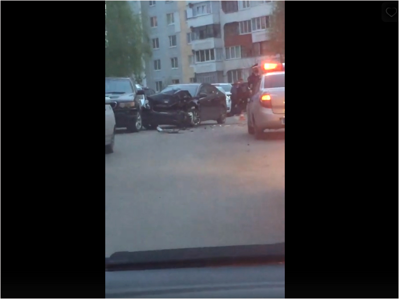 Пьяный водитель в Брянске протаранил четыре припаркованные машины