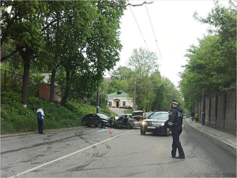 В Брянске полиция ищет очевидцев лобового ДТП на улице Калинина 12 мая