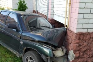 В посёлке под Брянском нетрезвый водитель протаранил жилой дом