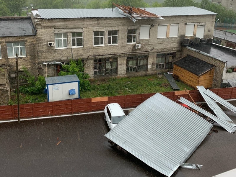В Брянске сильный ветер сорвал крышу и обрушил её на припаркованные машины