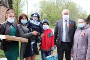 Депутаты Брянской облдумы подарили ноутбуки школьникам из двух многодетных семей