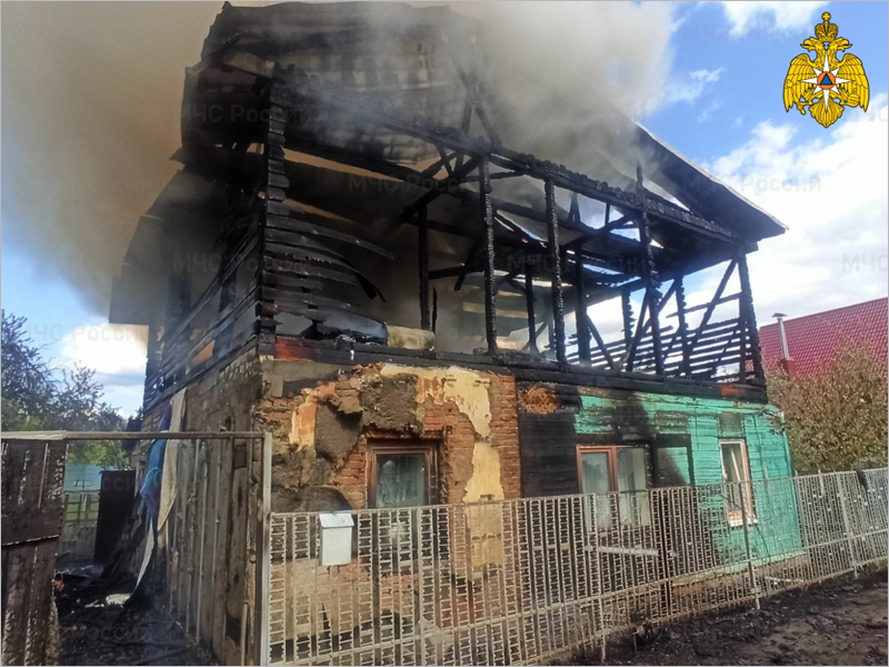 В Брянске сгорел двухэтажный частный дом