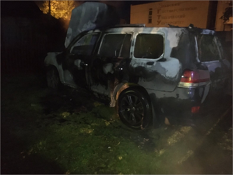 В Брянске  дотла сгорел припаркованный в закрытом дворе внедорожник