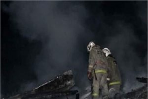 В Белых Берегах пожарные тушили пылающие сараи