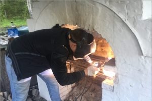 Брянские добровольцы восстановили разрушенную вандалами достопримечательность