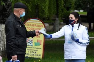 Молодогвардейцы в Брянске бесплатно раздают медицинские маски