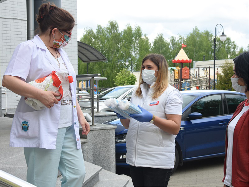 В Брянске волонтёры передали в детский онкоцентр медицинские маски