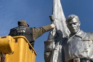Брянские следователи отмыли памятник воинам-освободителям накануне Дня Победы