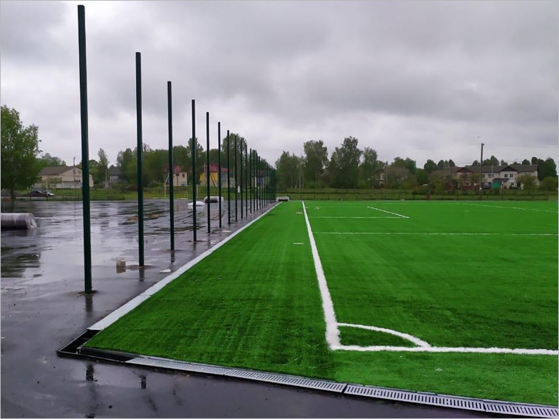 Искусственные газоны монтируются на стадионах в Добруни и Унече