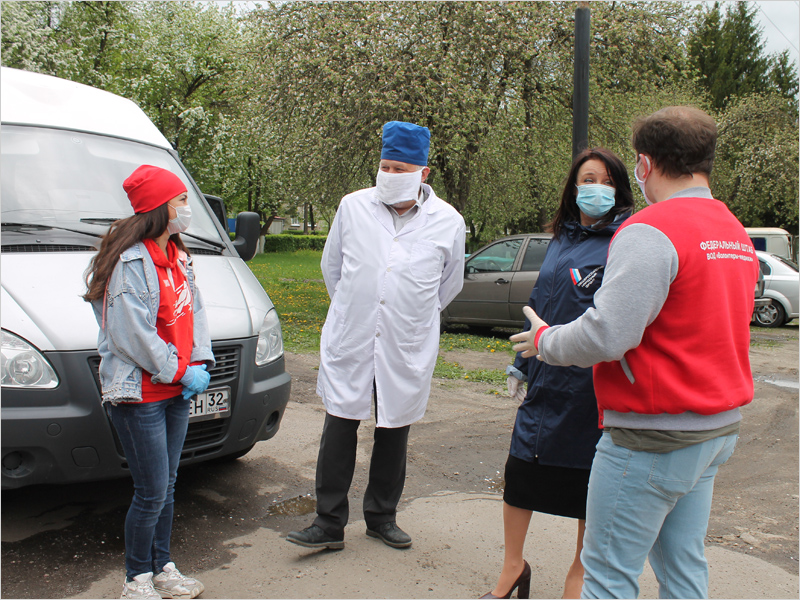 Брянские волонтёры доставили в пять больниц питьевую воду и средства индивидуальной защиты