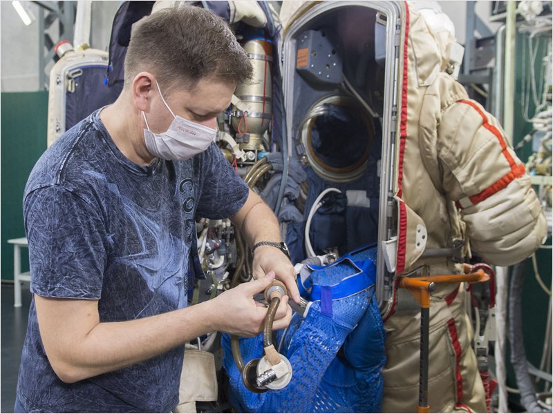 Андрей Бабкин в составе резервного экипажа МКС-64 отработал подготовку к выходу в открытый космос