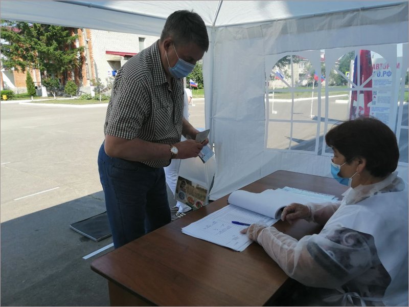 Брянский губернатор проголосовал по поправкам в Конституцию в родном Меленске