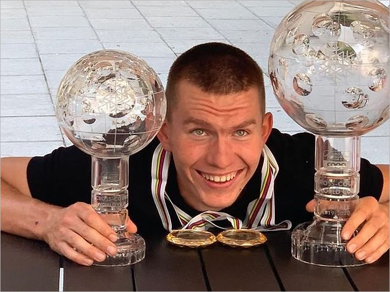 Александр Большунов получил Большой хрустальный глобус за победу в Кубке мира