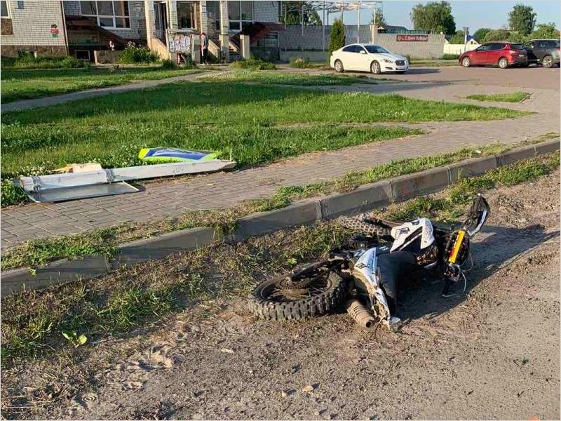 Пьяный мотоциклист в посёлке под Брянском протаранил дорожный знак