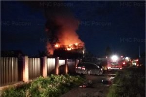 В Чайковичах на окраине Брянска пожарные полтора часа тушили горящий дом