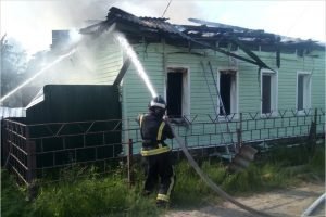 В Бежице сгорел дом. Пожарные утверждают, что жертв нет