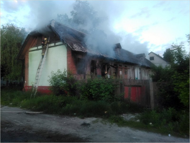 В Бежице рано утром горел нежилой дом у «Цыганского магазина»