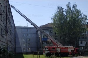 Брянские пожарные ликвидировали возгорание под крышей многоэтажки на Новом Городке