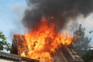 В Брянской области пьяный родственник отомстил старушке за нравоучения, спалив баню