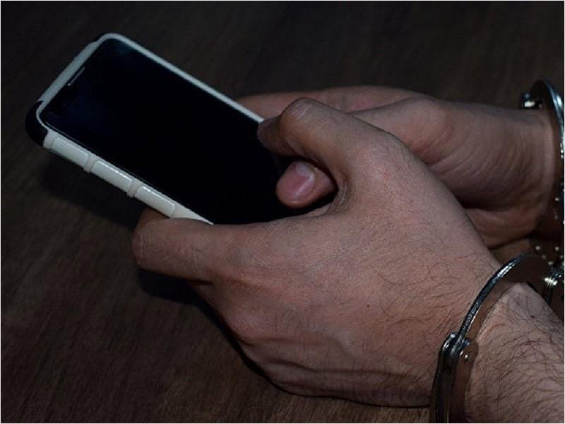 Брянские полицейские нашли забытый смартфон в чужом кармане