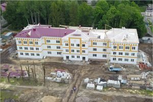 Строители обещают сдать поликлинику и ледовый дворец в Стародубе к концу лета