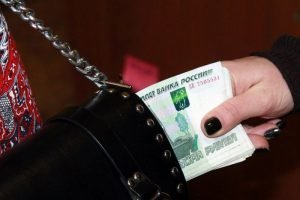 Жительница Брянска на посиделках с подругами соблазнилась деньгами из чужой сумки