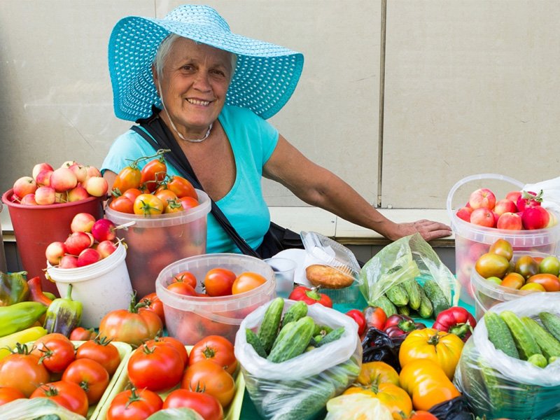 В Брянске открылись сезонные овощные базары