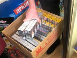 В Севске 56-летняя продавщица из-под прилавка «толкала» табачный контрафакт