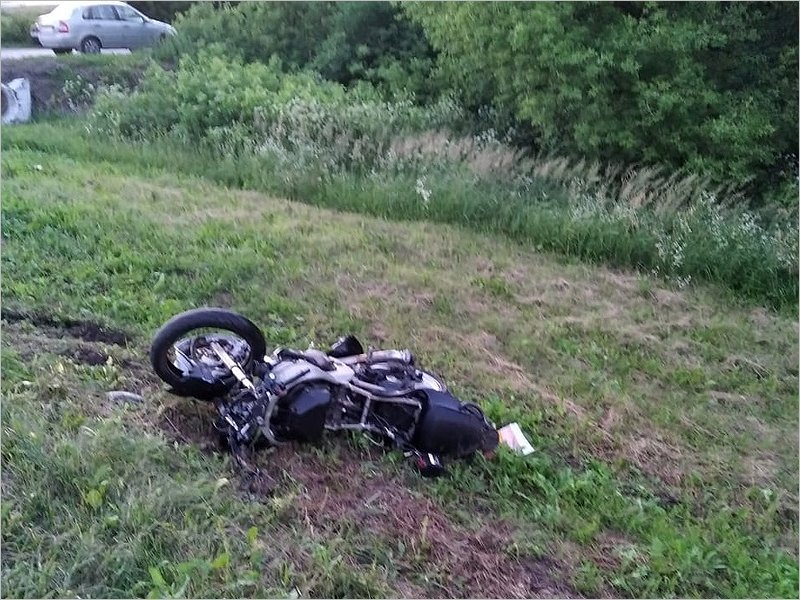 Под Брянском на смоленской трассе погиб не успевший затормозить мотоциклист