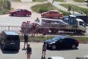 В Брянске легковушка с семьей врезалась в грузовик. Чудом никто не пострадал
