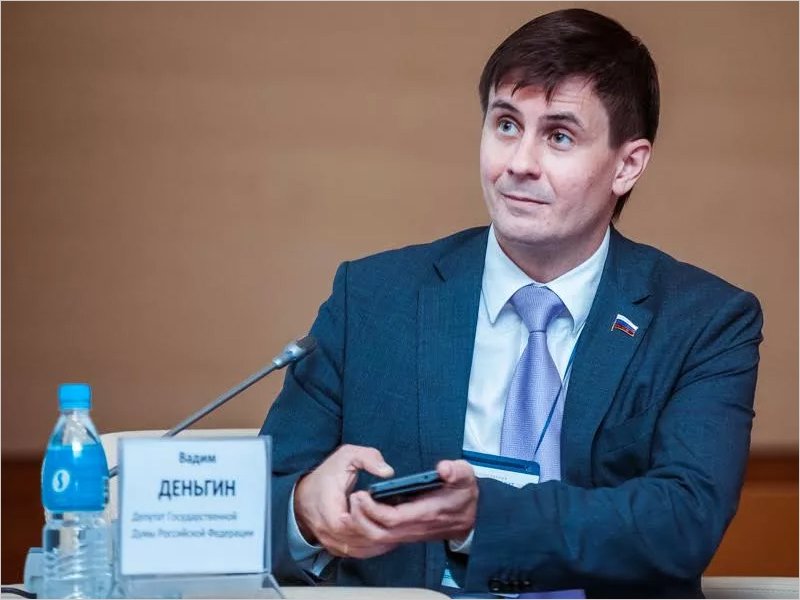 Александр Богомаз официально наделил Вадима Деньгина полномочиями сенатора от региона