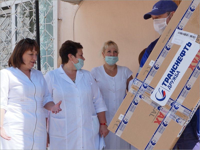 Нефтяники привезли в брянский коронавирусный госпиталь оборудование на 1,2 млн. рублей