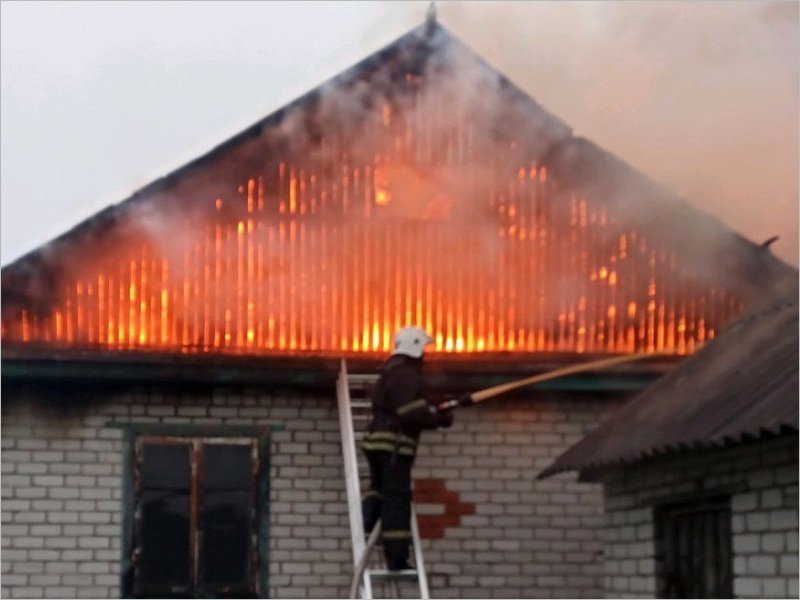 В Карачеве сгорел жилой дом. Обошлось без жертв