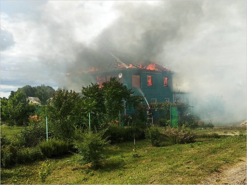 В навлинской деревне огнём уничтожен двухэтажный дом