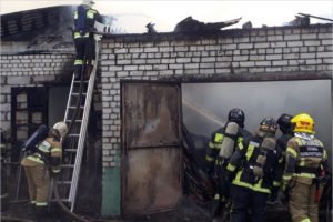 В Супонево под Брянском сгорели два гаража