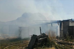 В посёлке Бытошь сгорел гараж на две машины