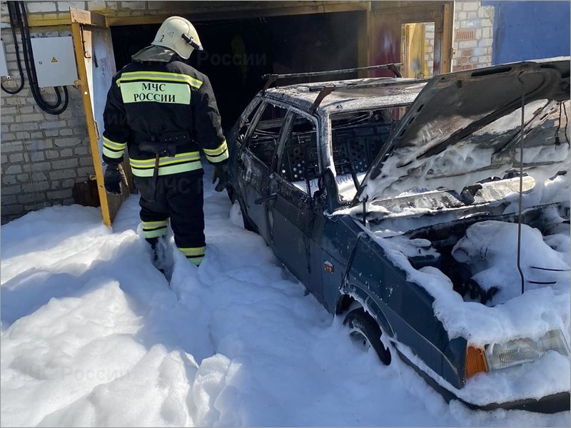 В пригороде Брянска средь бела дня сгорела легковая машина